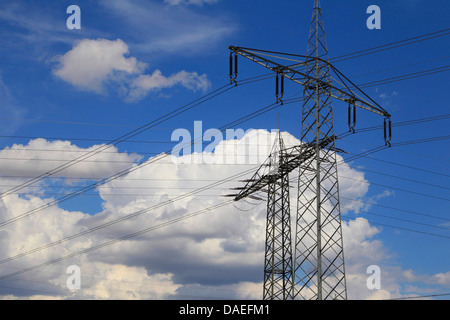 Strommast und Wolken, Deutschland Stockfoto