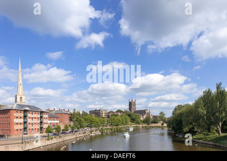Der Fluss Severn und Worcester Riverside aus Worcester Brücke, Worcestershire, England, UK Stockfoto