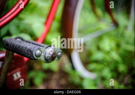 Nahaufnahme eines alten roten Fahrrad vor grünem Hintergrund Stockfoto