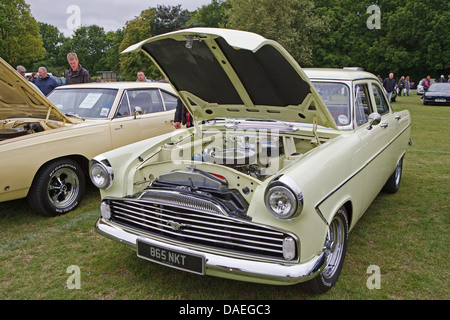 Ein gelber Ford Zephyr/Zodiac MK 11 5000cc Salon auf dem Display an der Bromley Pageant des Autofahrens in Norman Park Bromley, Kent Stockfoto