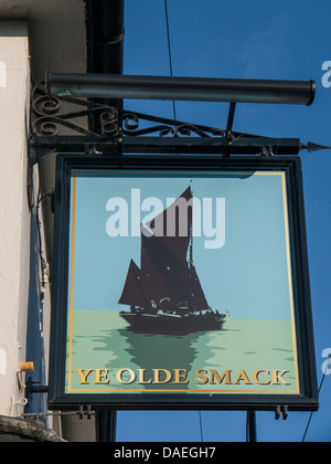 SOUTHEND-ON-SEA, ESSEX, Großbritannien - 06. JULI 2013: Schild vor dem Ye Old Smack Inn Pub in Old Leigh Stockfoto