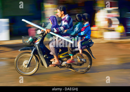 Vater geht durch die Stadt mit drei Kindern auf einem Motorrad, Burma, Kalaw Stockfoto