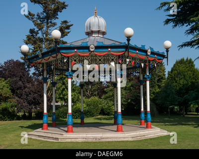 SOUTHEND-ON-SEA, ESSEX, Großbritannien - 06. JULI 2013: Farbenfroher viktorianischer Bandstand im Prittlewell Priory Park Stockfoto