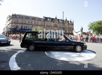 Bury, UK. 11. Juli 2013. Hunderte säumten die Straßen von Bury in Greater Manchester, wie eine Parade der Schlagzeuger ein Trauerzug zum St. Mary Parish Church auf Donnerstag, 11. Juli 2013, vor einer privaten militärischen Beerdigung für Schlagzeuger Lee Rigby des Royal Regiment of Fusiliers, begleitet, in der Nähe seiner Kaserne in Woolwich, Süd-Ost-London auf 22. Mai 2013 getötet wurde. Die militärischen Beerdigung wird auf Freitag, 12. Juli 2013 stattfinden. Bildnachweis: Christopher Middleton/Alamy Live-Nachrichten Stockfoto