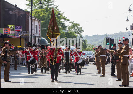 Bury, UK. 11. Juli 2013. Hunderte säumten die Straßen von Bury in Greater Manchester, wie eine Parade der Schlagzeuger ein Trauerzug zum St. Mary Parish Church auf Donnerstag, 11. Juli 2013, vor einer privaten militärischen Beerdigung für Schlagzeuger Lee Rigby des Royal Regiment of Fusiliers, begleitet, in der Nähe seiner Kaserne in Woolwich, Süd-Ost-London auf 22. Mai 2013 getötet wurde. Die militärischen Beerdigung wird auf Freitag, 12. Juli 2013 stattfinden. Bildnachweis: Christopher Middleton/Alamy Live-Nachrichten Stockfoto