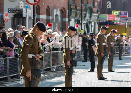 Bury, UK. 11. Juli 2013. Hunderte säumten die Straßen von Bury in Greater Manchester, wie eine Parade der Schlagzeuger ein Trauerzug zum St. Mary Parish Church auf Donnerstag, 11. Juli 2013, vor einer privaten militärischen Beerdigung für Schlagzeuger Lee Rigby des Royal Regiment of Fusiliers, begleitet, in der Nähe seiner Kaserne in Woolwich, Süd-Ost-London auf 22. Mai 2013 getötet wurde. Die militärischen Beerdigung wird auf Freitag, 12. Juli 2013 stattfinden. Bildnachweis: Christopher Middleton/Alamy Live-Nachrichten Stockfoto