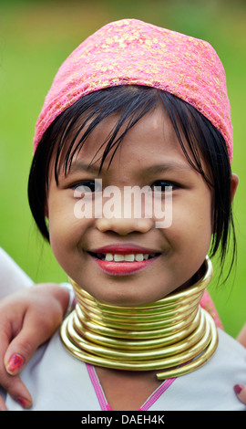 "Long Neck Karen" Mädchen des Stammes Berg der Karen tragen die traditionellen Messing Halsringe, Burma, Kayin-Staat, Pagaung Stockfoto