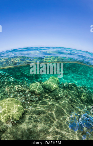 Über-unter Sicht auf die Kaoho Gezeiten-Pools (Wai'opae Tidepools Marine Life Conservation District), in der Nähe von Hilo, Hawaii, USA Stockfoto