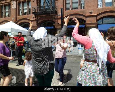 Arabisch-Amerikaner und Besucher Tanz auf der Great Jones Street im Stadtteil Noho von New York Stockfoto