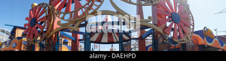 Tausende von Schirmbars im Lunapark auf Coney Island in Brooklyn in New York am Unabhängigkeitstag Stockfoto