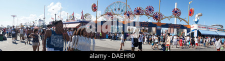 Tausende von Schirmbars im Lunapark auf Coney Island in Brooklyn in New York am Unabhängigkeitstag Stockfoto