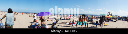 Tausende von Schirmbars entkommen nach Coney Island in Brooklyn in New York am Unabhängigkeitstag Stockfoto