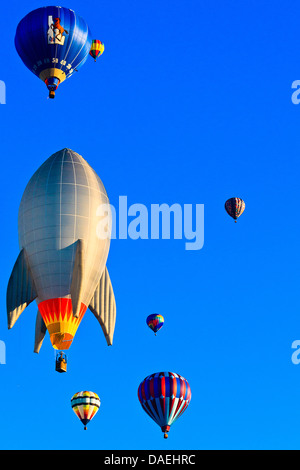 Distanz-Schuss von Heißluftballons gegen blauen Himmel im Geist von Boise Balloon Classic 2011 Stockfoto