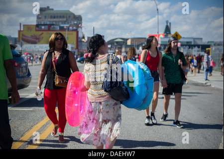 Tausende von Schirmbars entkommen nach Coney Island in Brooklyn in New York Stockfoto