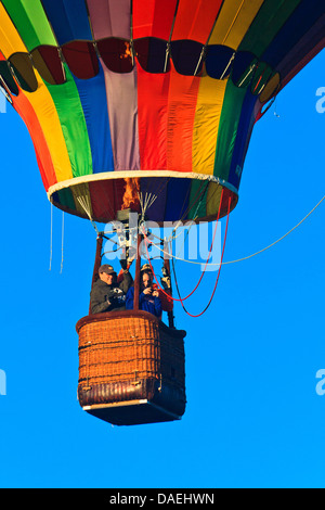 Closeup auf Regenbogen Heißluftballon mit Passagieren fotografieren gegen blauen Himmel im Geist von Boise Balloon Classic 2011 Stockfoto