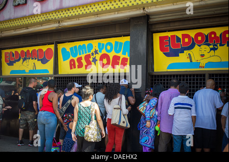 Tausende von Schirmbars entkommen nach Coney Island in Brooklyn in New York Stockfoto