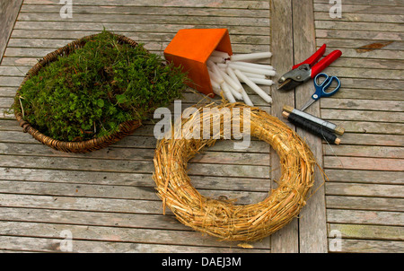 Handwerk-Stoffe für einen Kranz mit Beleuchtung für die Adventszeit, Deutschland Stockfoto