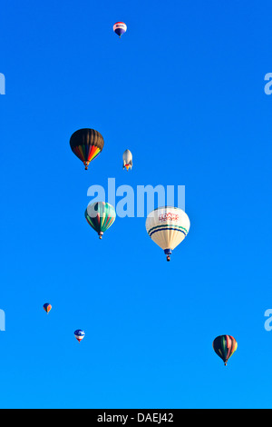 Weitwinkel Schuss von vielen bunten Heißluftballons gegen klar blauen Himmel bei Sonnenaufgang am Geist von Boise Balloon Classic 2011 Stockfoto