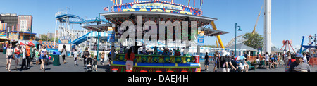 Tausende von Schirmbars im Lunapark auf Coney Island in Brooklyn in New York am Unabhängigkeitstag Stockfoto