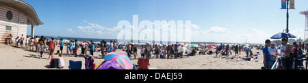 Tausende von Schirmbars entkommen nach Coney Island in Brooklyn in New York am Unabhängigkeitstag Stockfoto