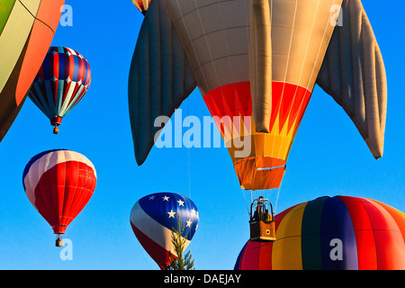 Mehreren bunten Heißluftballons gegen klar blauen Himmel bei Sonnenaufgang am Geist von Boise Balloon Classic 2011 Stockfoto