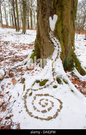 Spirale aus Rindenstücke als Natur-Kunst im Winter, Deutschland Stockfoto