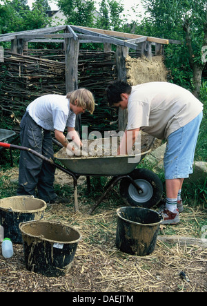 zwei jungen Aufbau einer Ton-Hütte im Garten, Deutschland Stockfoto