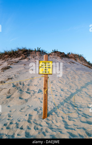 Warnzeichen wie Cliff und Sanddünen entlang der Küste zeigt Anzeichen für eine anhaltende Erosion, Cape Cod, Massachusetts, USA Stockfoto