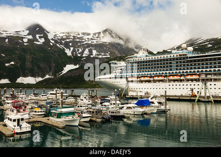 Ansicht der Diamond Princess Kreuzfahrtschiff im Hafen von Whittier in Yunan Alaska angedockt. Stockfoto