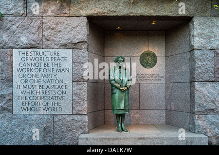 Bronzestatue von First Lady Eleanor Roosevelt stand vor den Vereinten Nationen Emblem Ehren ihr Engagement bei der UNO, Frankli Stockfoto