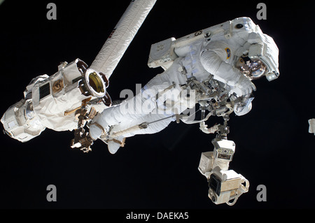 ESA-Astronaut Luca Parmitano verankert eine Canadarm-2 mobile Fuß Zurückhaltung während einem Weltraumspaziergang auf der internationalen Raumstation ISS 9. Juli 2013 in der Erdumlaufbahn Weiterarbeit. Während der sechs Stunden, 7 Minuten Weltraumspaziergang Cassidy und Parmitano eine neue russische Modul der Raumstation vorbereitet und zusätzliche Installationen auf das Rückgrat der Stationen durchgeführt. Stockfoto