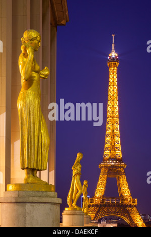 Goldene Statuen am Palais de Chaillot mit dem Eiffelturm über Paris Frankreich Stockfoto