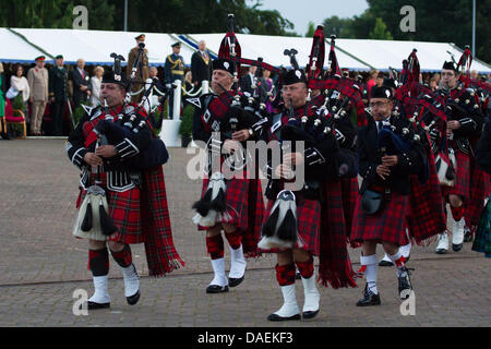 Bands aus der britischen und deutschen Armeen führen eine Beating Retreat Zeremonie vor Air Chief Marshal Sir Stuart Peach, Vice Chief of the Defence Staff (Mitte), der Bürgermeister von Mönchengladbach, Norbert Bude (rechts) und der General Officer Commanding britische Kräfte Deutschland, Generalmajor John Henderson (links) in Rheindahlen Military Complex, Deutschland Stockfoto