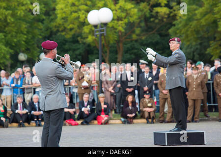 Die deutsche Armee Heeresmusikkorps 300 Band aus Koblenz führt in einer Beating Retreat Zeremonie vor der grossen Haus, Rheindahlen Military Complex, Deutschland Stockfoto