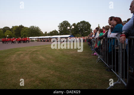 Bands aus der britischen und deutschen Armeen führen Sie ein Schlagen Retreat Zeremonie vor dem Großen Haus, Rheindahlen militärische Komplex, Deutschland Stockfoto