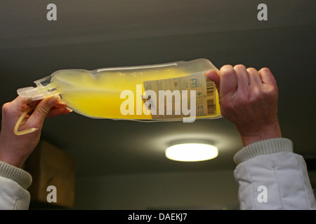 Tasche von Blutplasma Konzentrat statt gegen eine Deckenleuchte Stockfoto