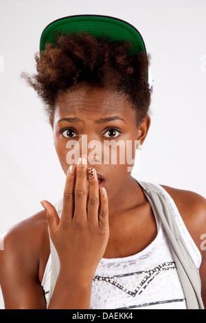Schwarze Frau stehend schauen in die Kamera mit einem schockiert und überrascht Look Stockfoto