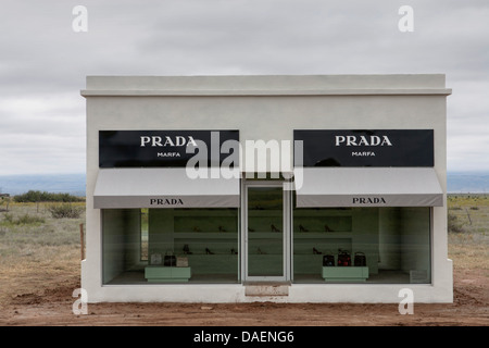 Prada Marfa ist eine Dauerausstellung Kunst-Installation in der Chihuahua-Wüste in der Nähe von West Texas Stadt von Marfa eingerichtet. Stockfoto