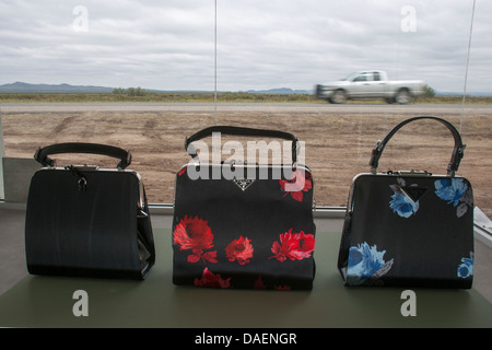 Prada Marfa ist eine Dauerausstellung Kunst-Installation in der Chihuahua-Wüste in der Nähe von West Texas Stadt von Marfa eingerichtet. Stockfoto