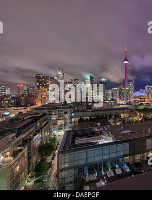 Toronto Skyline in der Abenddämmerung und die blaue Stunde gesehen von der Terrasse des Hotels Thompson Stockfoto