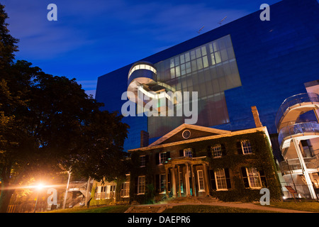 Art Gallery of Ontario in der Abenddämmerung, Dundas St W, Toronto, Ontario, Kanada Stockfoto