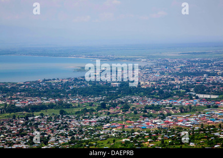 Blick von einem Hügel nach Bujumbura am Tanganjikasee, Burundi, Bujumbura Stockfoto