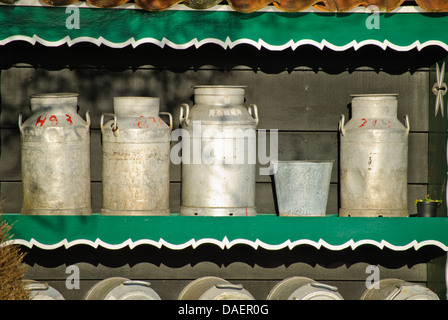 Alten Milcheimer dekoriert im alten Dorf Zaanse Schans Stockfoto