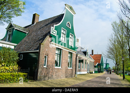 Alte Häuser auf einem Wanderweg der Zaanse Schans Stockfoto