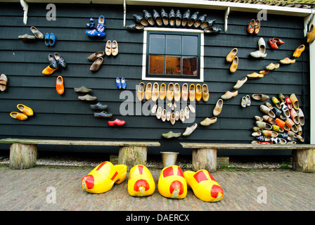 Ein Shop Wand voller holländische Holzschuhe Stockfoto