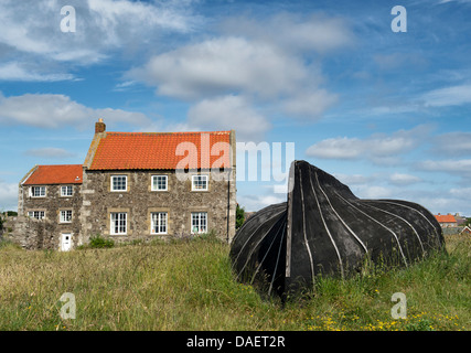 Altes Bootshaus Hering und Haus im Hafen von Lindisfarne, Northumberland, England Stockfoto