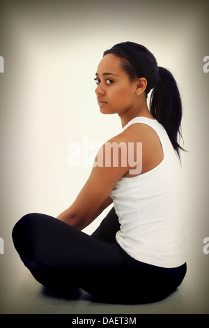 Traurig oder besorgt Ausdruck schöne schwarze Frau sitzt in Trainingskleidung Stockfoto