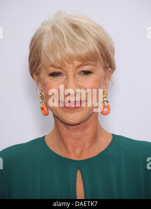 Westwood, Kalifornien, USA. 11. Juli 2013. Helen Mirren kommt für die Premiere des Films "Rot 2" im Dorf Theater. Bildnachweis: Lisa O'Connor/ZUMAPRESS.com/Alamy Live-Nachrichten Stockfoto