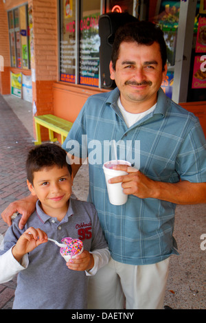 Miami Florida, Homestead, Washington Avenue, Hispanic Latino ethnische Einwanderer Minderheit, Mann Männer Erwachsene Erwachsene Erwachsene, Vater Vater, Junge Jungen Junge Stockfoto