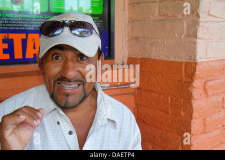 Miami Florida, Homestead, Washington Avenue, Hispanic Latino ethnische Einwanderer Minderheit, Mann Männer männliche Erwachsene Erwachsene, silbern kappierte Zähne, vis Stockfoto